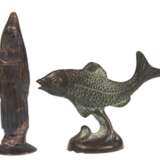 2 Bronze-Gluttöter, um 1920, dabei Fisch H. 4 cm und Burgfrau H. 6 cm - photo 1