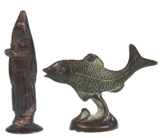 2 Bronze-Gluttöter, um 1920, dabei Fisch H. 4 cm und Burgfrau H. 6 cm - photo 1 2 Bronze-Gluttöter, um 1920, dabei Fisch H. 4 cm und Burgfrau H. 6 cm - photo 1