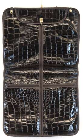 Kleidersack "Franzi", geprägtes Leder, 3 Fächer mit Reißverschluß, klappbar, Griff und Trageriemen, guter Zustand, 47(98)x58 cm - photo 1 Kleidersack "Franzi", geprägtes Leder, 3 Fächer mit Reißverschluß, klappbar, Griff und Trageriemen, guter Zustand, 47(98)x58 cm - photo 1