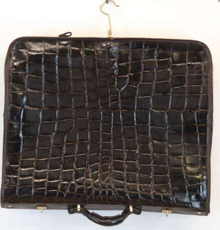 Kleidersack "Franzi", geprägtes Leder, 3 Fächer mit Reißverschluß, klappbar, Griff und Trageriemen, guter Zustand, 47(98)x58 cm - photo 2 Kleidersack "Franzi", geprägtes Leder, 3 Fächer mit Reißverschluß, klappbar, Griff und Trageriemen, guter Zustand, 47(98)x58 cm - photo 2
