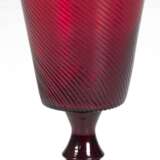 Glas, rot, signiert "Papyrus", Scheibenfuß, Stiel mit Nodus, konische Kuppa mit Rillendekor, H. 18 cm - photo 1