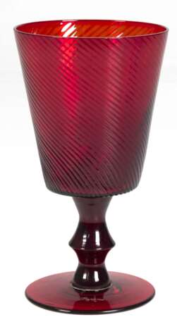 Glas, rot, signiert "Papyrus", Scheibenfuß, Stiel mit Nodus, konische Kuppa mit Rillendekor, H. 18 cm - photo 1 Glas, rot, signiert "Papyrus", Scheibenfuß, Stiel mit Nodus, konische Kuppa mit Rillendekor, H. 18 cm - photo 1