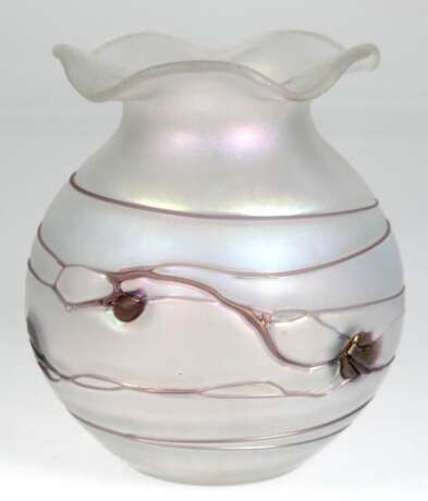 Jugendstil-Vase, Poschinger, irisierend, stark gebauchter Korpus mit aufgelegten lila Fäden, gewellter Rand, min. best., kl. Haarriß, H. 19 cm - Foto 1