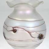 Jugendstil-Vase, Poschinger, irisierend, stark gebauchter Korpus mit aufgelegten lila Fäden, gewellter Rand, min. best., kl. Haarriß, H. 19 cm - Foto 1