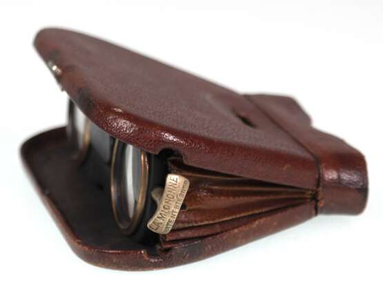 Klapp-Opernglas "La Mignonne", Frankreich um 1900, in Leder gefasst, patentiert, Gebrauchspuren, 4,5x11,5x8 cm - Foto 1 Klapp-Opernglas "La Mignonne", Frankreich um 1900, in Leder gefasst, patentiert, Gebrauchspuren, 4,5x11,5x8 cm - Foto 1