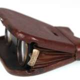 Klapp-Opernglas "La Mignonne", Frankreich um 1900, in Leder gefasst, patentiert, Gebrauchspuren, 4,5x11,5x8 cm - Foto 1