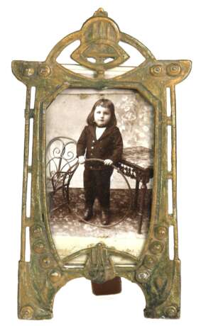 Jugendstil-Fotorahmen, Metall bronziert, mit ornamentalem Jugendstilrelief, hinter Glas Kinderfoto, ges. 16,5x9,5 cm - Foto 1