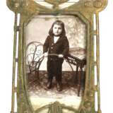Jugendstil-Fotorahmen, Metall bronziert, mit ornamentalem Jugendstilrelief, hinter Glas Kinderfoto, ges. 16,5x9,5 cm - Foto 1