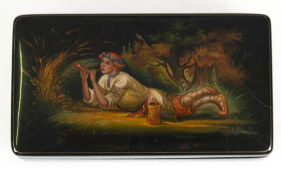Schwarzlackdose, Rußland, Deckel mit Miniaturmalerei "Liegender Junge mit Horn", umlaufend gemalte Zierkante, Lack mit feinen Haarrissen, 3x10,5x5,9 cm - Foto 1 Schwarzlackdose, Rußland, Deckel mit Miniaturmalerei "Liegender Junge mit Horn", umlaufend gemalte Zierkante, Lack mit feinen Haarrissen, 3x10,5x5,9 cm - Foto 1