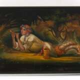 Schwarzlackdose, Rußland, Deckel mit Miniaturmalerei "Liegender Junge mit Horn", umlaufend gemalte Zierkante, Lack mit feinen Haarrissen, 3x10,5x5,9 cm - Foto 1