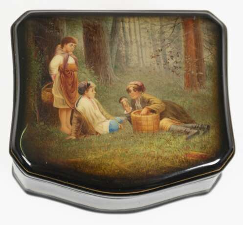 Schwarzlackdose, Rußland, Deckel mit Miniaturmalerei "Drei Kinder im Wald beim Pilze sammeln", gebauchte Front, 3,8x7,3x6,4 cm - photo 1 Schwarzlackdose, Rußland, Deckel mit Miniaturmalerei "Drei Kinder im Wald beim Pilze sammeln", gebauchte Front, 3,8x7,3x6,4 cm - photo 1