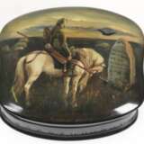 Schwarzlackdose, vierpaßförmig, Deckel mit Miniaturmalerei "Ritter mit Lanze auf Schimmel sitzend", sign. und dat. "Fedoskino 2001", umlaufende Zierkante mit Schmucksteinen besetzt, 3,5x7,7x6,8 cm - photo 1