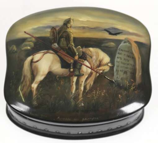 Schwarzlackdose, vierpaßförmig, Deckel mit Miniaturmalerei "Ritter mit Lanze auf Schimmel sitzend", sign. und dat. "Fedoskino 2001", umlaufende Zierkante mit Schmucksteinen besetzt, 3,5x7,7x6,8 cm - photo 1