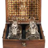 Hausbar, England Mitte 19. Jh., Mahagoni furniert, Kanten ebonisiert und Fadenintarsien, seitl. Messinggriffe, Hakenschloß mit Schlüssel, im Inneren 4 Karaffen und 1 Glas mit Golddekor, z.T. berieben, 21x18x17 cm - photo 1