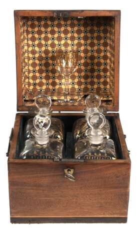 Hausbar, England Mitte 19. Jh., Mahagoni furniert, Kanten ebonisiert und Fadenintarsien, seitl. Messinggriffe, Hakenschloß mit Schlüssel, im Inneren 4 Karaffen und 1 Glas mit Golddekor, z.T. berieben, 21x18x17 cm - photo 1