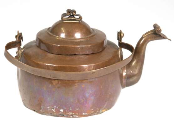 Kleiner Kupfer-Kessel, 19. Jh., Klapphenkel, Bodenrand mit Löchern, Deckel ergänzt, H. 13,5 cm - photo 1