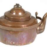 Kleiner Kupfer-Kessel, 19. Jh., Klapphenkel, Bodenrand mit Löchern, Deckel ergänzt, H. 13,5 cm - photo 1