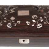 Kleine Schmuck-Schatulle mit floralen Perlmuttintarsien, um 1900, gewölbter Deckel mit Klapphenkel, 4,5x14,5x6 cm - photo 1