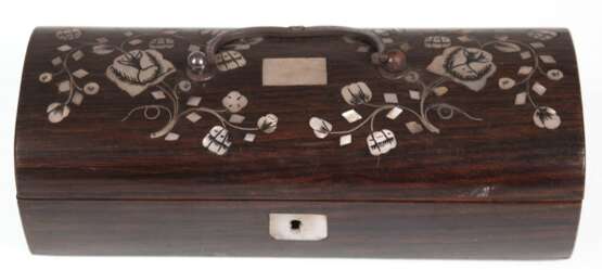 Kleine Schmuck-Schatulle mit floralen Perlmuttintarsien, um 1900, gewölbter Deckel mit Klapphenkel, 4,5x14,5x6 cm - photo 1