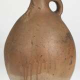 Bartmannskrug, 16./17. Jh., Frechen, Steinzeug, großer birnenförmiger Krug mit stilisierter Bartmaske und 4 gestempelten Blüten auf Schulter und Schauseite, kleiner Henkel, Gebrauchspuren, H. 39 cm - фото 1