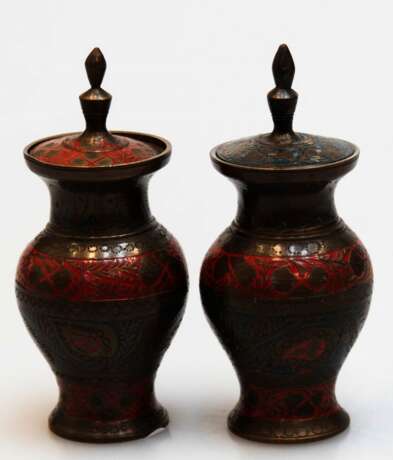 2 kleine Deckel-Vasen, St. Petersburg, um 1900, Bronze, z.T. farbig emailliert, H. 9,5 cm - фото 1