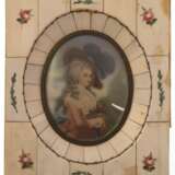 Miniatur "Porträt einer Dame mit Federhut" Öl/Platte, im rechteckigen Rahmen mit Floralmalerei, ges. 14,3x12,5 cm - фото 1