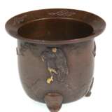 Bronze-Übertopf, Asien, braun patiniert mit figürlichem und Landschaftsrelief, H. 8 cm, Innen-Dm. 7,5 cm - фото 1