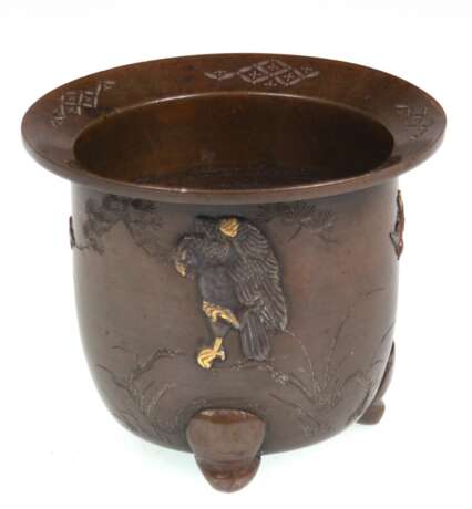 Bronze-Übertopf, Asien, braun patiniert mit figürlichem und Landschaftsrelief, H. 8 cm, Innen-Dm. 7,5 cm - фото 1