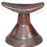 Nackenstütze, Ostafrika, Holz geschnitzt, mit Rillendekor, Gebrauchspuren, H. 12 cm - фото 1