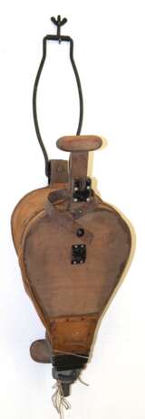 Großer Blasebalg, Leder und Holz, mit Metallmontur, L. 63 cm - Foto 1