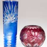 2 Kristall-Vasen, rot und blau überfangen, geschliffen, 1x kl. Randchip, H. 10 cm und 21 cm - Foto 1