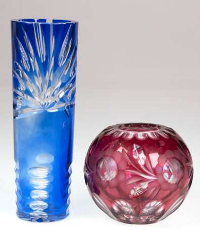 2 Kristall-Vasen, rot und blau überfangen, geschliffen, 1x kl. Randchip, H. 10 cm und 21 cm - Foto 1