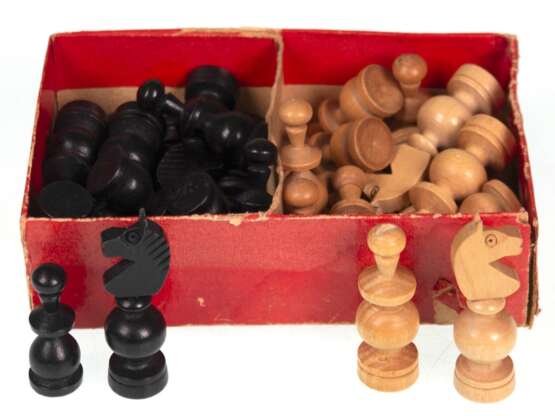 Alte Schachfiguren, Holz, H. 3,5 cm - 6 cm - Foto 1