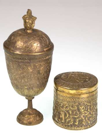 2 Messing-Gefäße, asiatische Handarbeit, mit figürlichem und floralem Reliefdekor, H. 7,5 cm und 18 cm - Foto 1