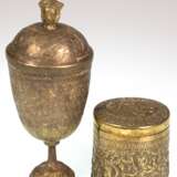 2 Messing-Gefäße, asiatische Handarbeit, mit figürlichem und floralem Reliefdekor, H. 7,5 cm und 18 cm - Foto 1