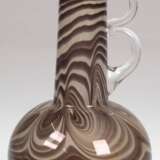 Vase mit 2 Henkeln, mit Kammdekor, sign. Eisch, Stand best., H. 22 cm - фото 1