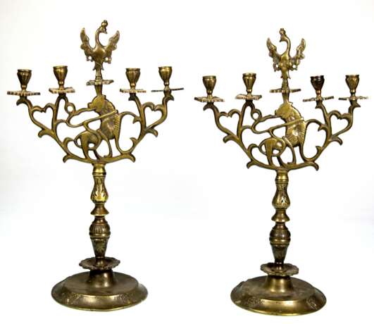 Paar große Kerzenleuchter, Bronze, wohl 19. Jh., 4-flammig, runder Stand mit 4 reliefierten Löwenköpfen, mehrfach balustrierter Schaft, durchbrochen gearbeiteter Leuchteraufsatz mit reliefplastischem Löwen, als mittige B… - photo 1