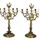 Paar große Kerzenleuchter, Bronze, wohl 19. Jh., 4-flammig, runder Stand mit 4 reliefierten Löwenköpfen, mehrfach balustrierter Schaft, durchbrochen gearbeiteter Leuchteraufsatz mit reliefplastischem Löwen, als mittige B… - photo 1