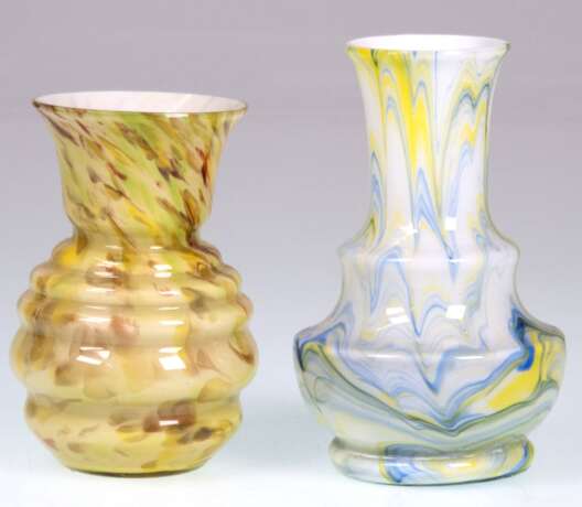 2 Art-Deco-Glasvasen, weißer Innenfang, farbige Einschmelzungen, H. 12,5 cm und 14 cm - photo 1