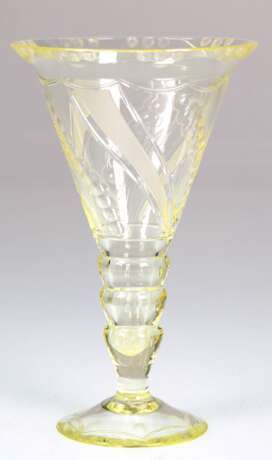 Art Deco-Glasvase, wohl Moser, hellgelbes Glas mit Ornamentalschliff, H. 20 cm - photo 1 Art Deco-Glasvase, wohl Moser, hellgelbes Glas mit Ornamentalschliff, H. 20 cm - photo 1