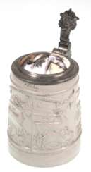 Bierkrug, 1/2 L, um 1900, Zinndeckel mit Porzellaneinlage mit Pferdemotiv, Carl Schmidt Dinkelsbühl, Wandung mit reliefierten Tiermotiven, Ges.-H. 18 cm