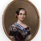 Miniatur, oval, um 1900, mit gedrucktem Porträt der Königin Victoria von Großbritannien und Irland, 6,3x5,2 cm - Foto 1