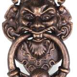 Türklopfer "Teufelskopf mit Teufelshörnern", Gußeisen bronziert, mit Ringgriff, L. 33,5 cm - Foto 1