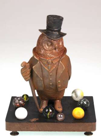 Figur "Eule auf Holzsockel", Metall, farbig gefasst, Ges. H. 24 cm - photo 1
