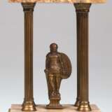 Beisteller für eine Kaminuhr, um 1900, Marmor/ Messing, mit römischer Figur in einem kleinem Tempel, H. 28,5 cm - photo 1