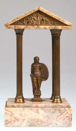 Beisteller für eine Kaminuhr, um 1900, Marmor/ Messing, mit römischer Figur in einem kleinem Tempel, H. 28,5 cm - photo 1 Beisteller für eine Kaminuhr, um 1900, Marmor/ Messing, mit römischer Figur in einem kleinem Tempel, H. 28,5 cm - photo 1