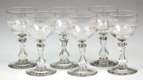 6 Likörgläser, farbloses Glas, mit umlaufenem Wellendekor und Schliff, H. 11 cm - фото 1