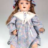 Puppe, Kämmer & Reinhardt, 728/7 Germany 43746, blaue Schlafaugen, offener Mund mit 2 Zähnen, dunkelblonde Langhaarperücke, L. 52 cm, Kleidung z.T. ergänzt - Foto 1