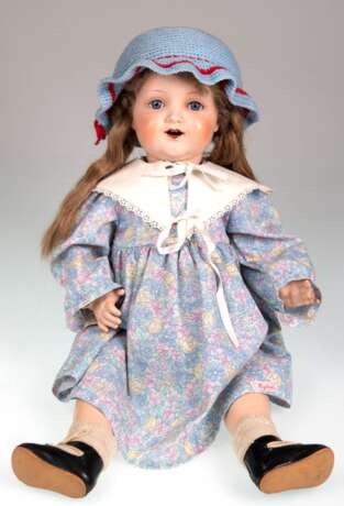 Puppe, Kämmer & Reinhardt, 728/7 Germany 43746, blaue Schlafaugen, offener Mund mit 2 Zähnen, dunkelblonde Langhaarperücke, L. 52 cm, Kleidung z.T. ergänzt - Foto 1