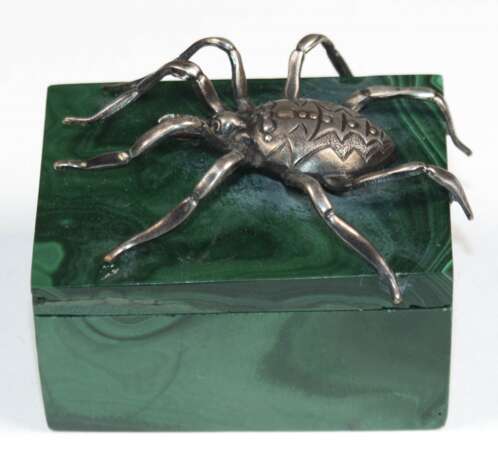Malachit-Dose mit plastischer Silber-Spinne, Dose 2,3x4,5x3,6 cm - photo 1